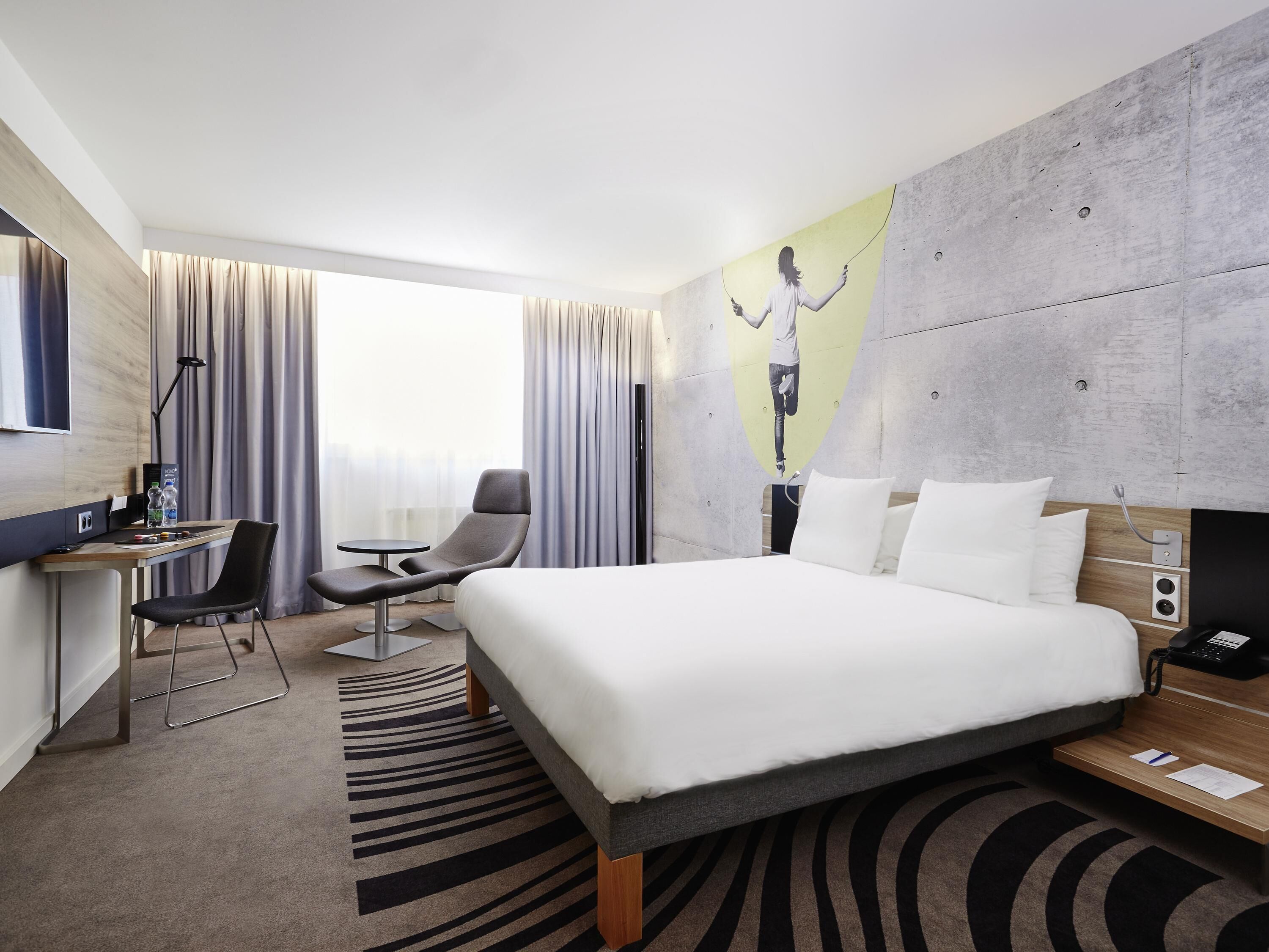 Executive Room, 1 Queen Bed | Hypo-allergenic bedding, minibar, in-room safe, desk