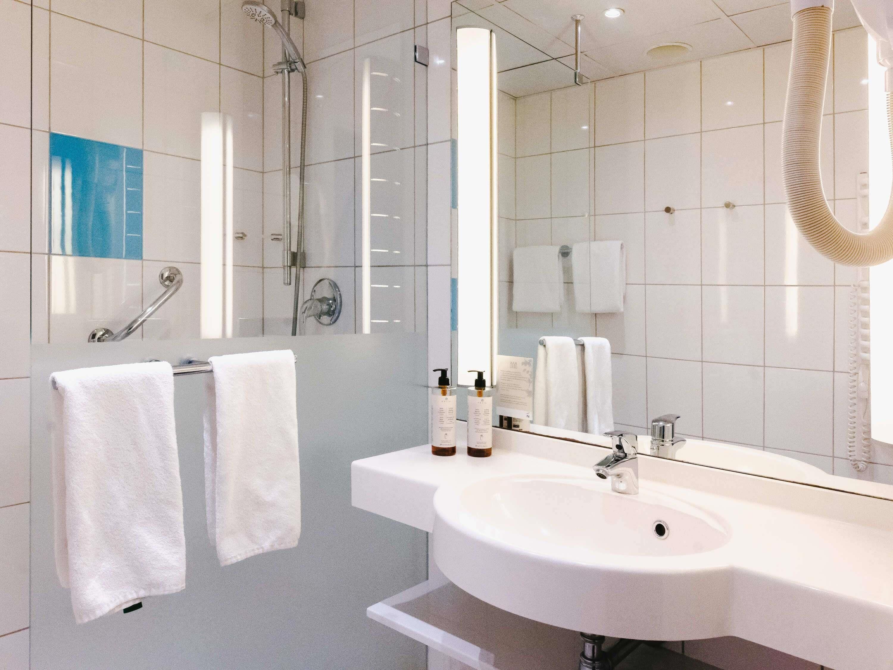 Superior Room, 2 Single Beds | Bathroom