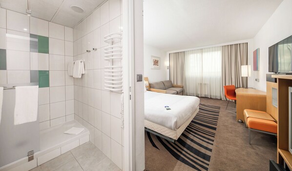 Habitación superior, 1 cama de matrimonio con sofá cama (Novation) | Baño | Bañera profunda y artículos de higiene personal ecológicos