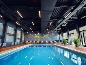 Piscina interna, funciona das 7h às 22h, espreguiçadeiras