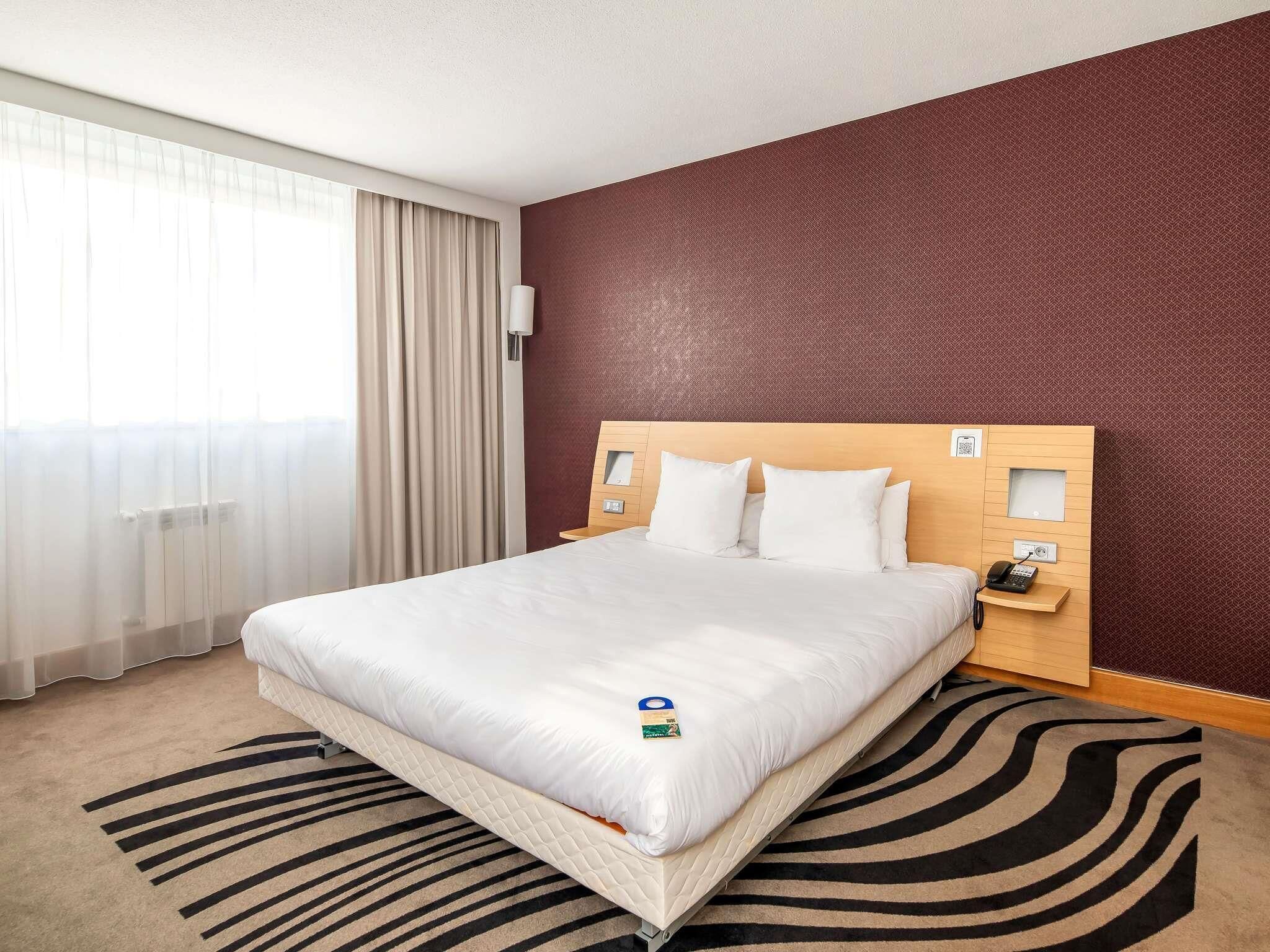 Suite, 1 King Bed with Sofa bed | Hypo-allergenic bedding, minibar, in-room safe, desk