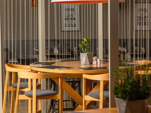 Daily buffet breakfast (PLN 85 per person)