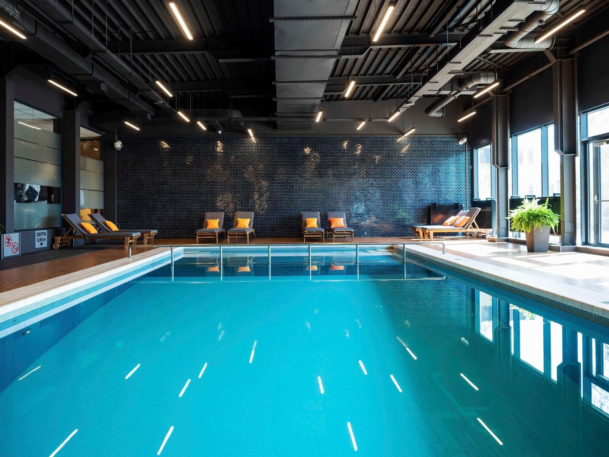 Piscina coperta, con ingresso dalle 07:00 alle 22:00, lettini