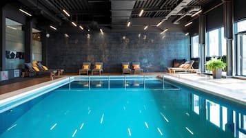 Piscina coperta, con ingresso dalle 07:00 alle 22:00, lettini