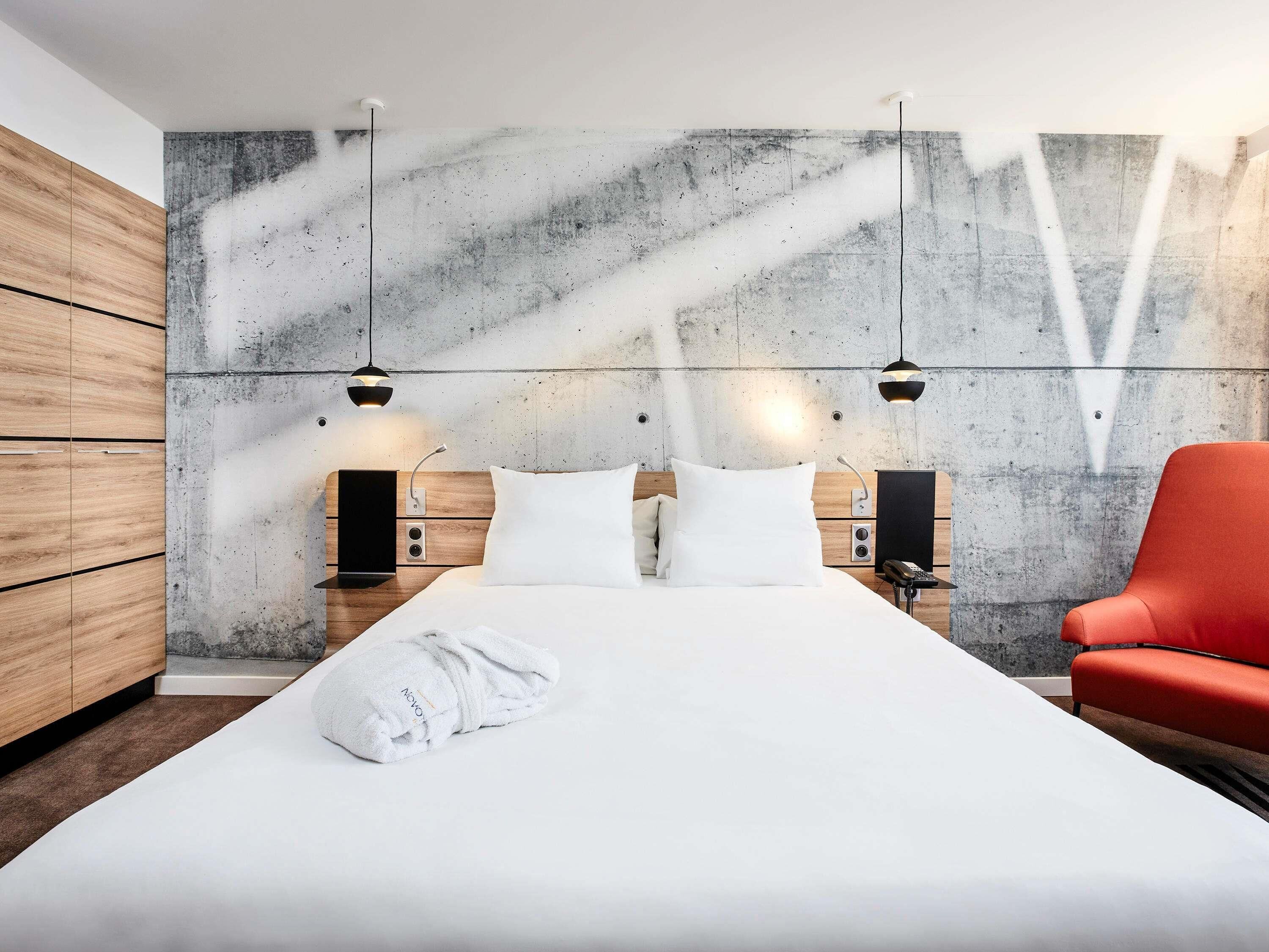 Hypo-allergenic bedding, minibar, in-room safe, desk