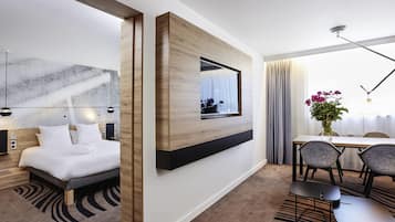 高級套房, 1 張加大雙人床及 1 張梳化床 | 防敏寢具、迷你吧、房內夾萬、書桌