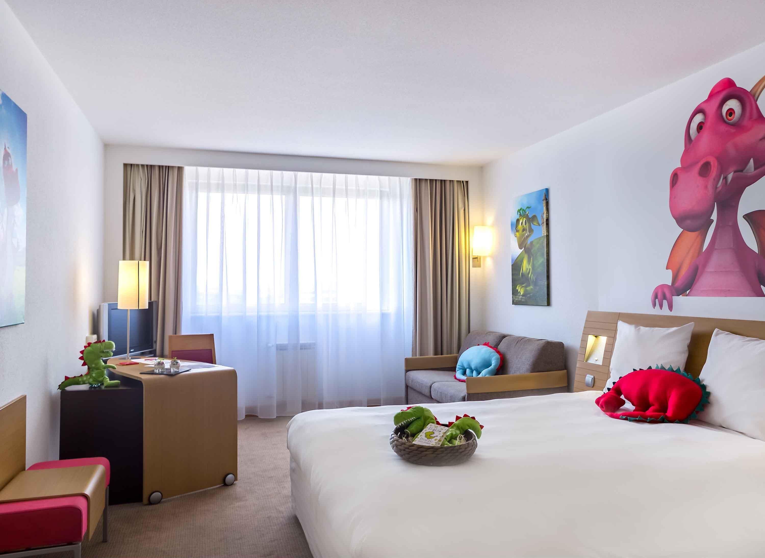 Seprai antialergi, minibar, brankas, dan meja kerja