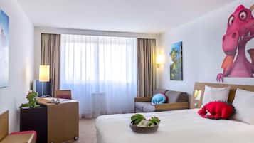 Seprai antialergi, minibar, brankas, dan meja kerja