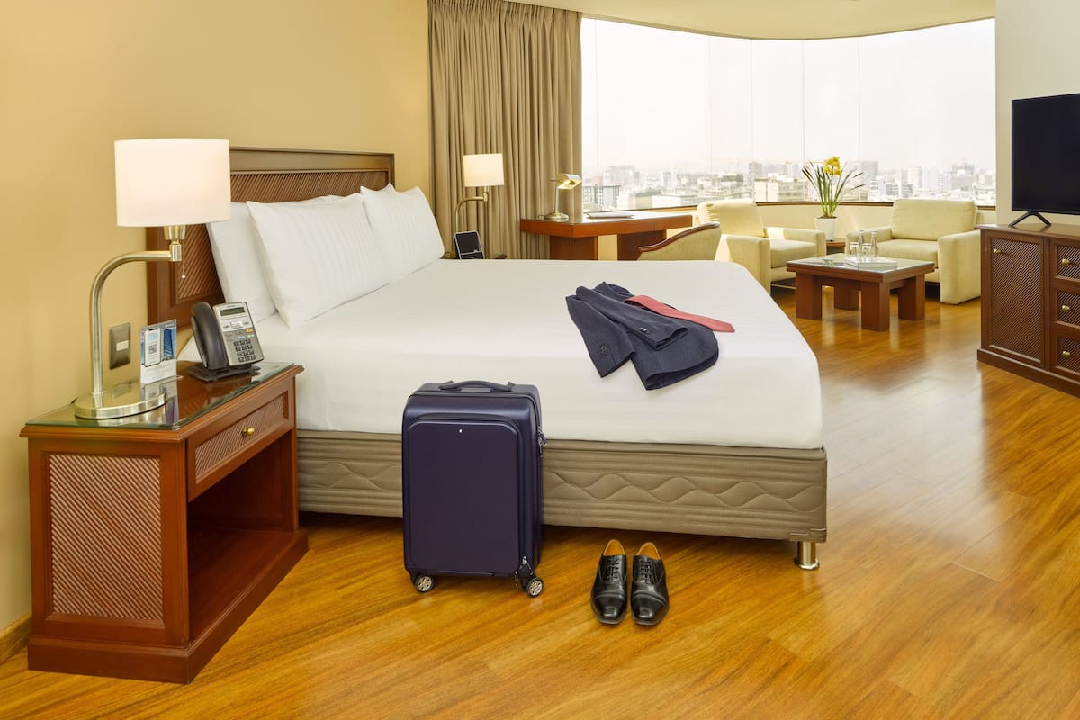 Premium Suite, 1 King Bed | Premium bedding, down comforters, memory foam beds, minibar