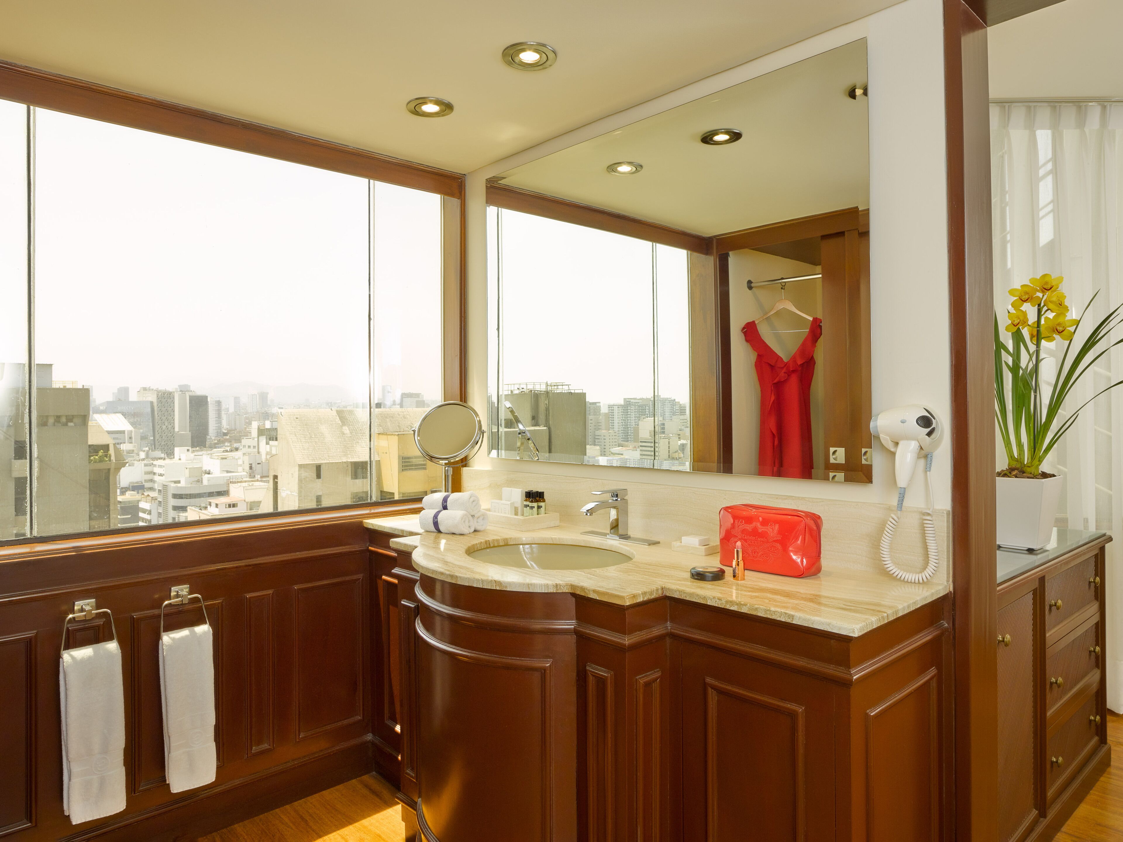 suite, 1 king bed | room amenity