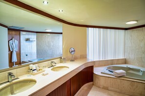Premium Suite, 1 King Bed | Bathroom | Hair dryer, towels, soap, shampoo - Hotel Estelar Miraflores (Lima)