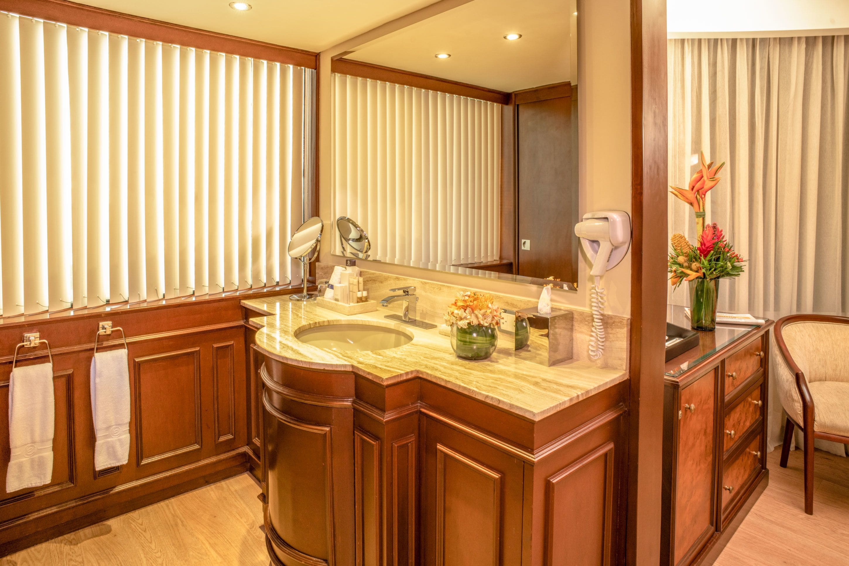 suite, 1 king bed | premium bedding, down duvets, memory-foam beds, minibar