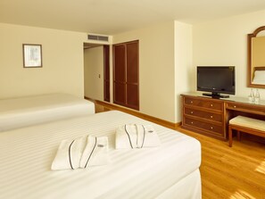 Premium bedding, down duvets, memory-foam beds, minibar - Hotel Estelar Miraflores (Lima)
