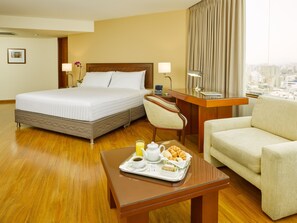 Premium Suite, 1 King Bed | Living area | 32-inch LCD TV with cable channels, TV - Hotel Estelar Miraflores (Lima)