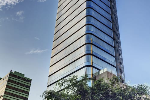 Vista frontal de la propiedad