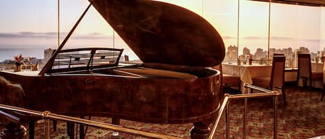 Breakfast, lunch served; local and international cuisine, ocean views