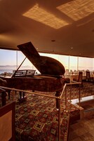 Se sirven desayunos y cocina local e internacional, con vista al mar 