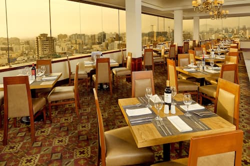 Se sirven desayunos y cocina local e internacional; con vista al mar