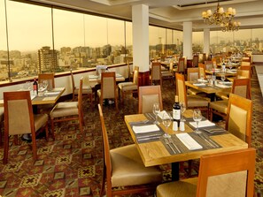 Breakfast, lunch served; local and international cuisine, ocean views 