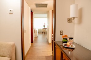 Suite, 1 King-Bett | Hochwertige Bettwaren, Daunenbettdecken