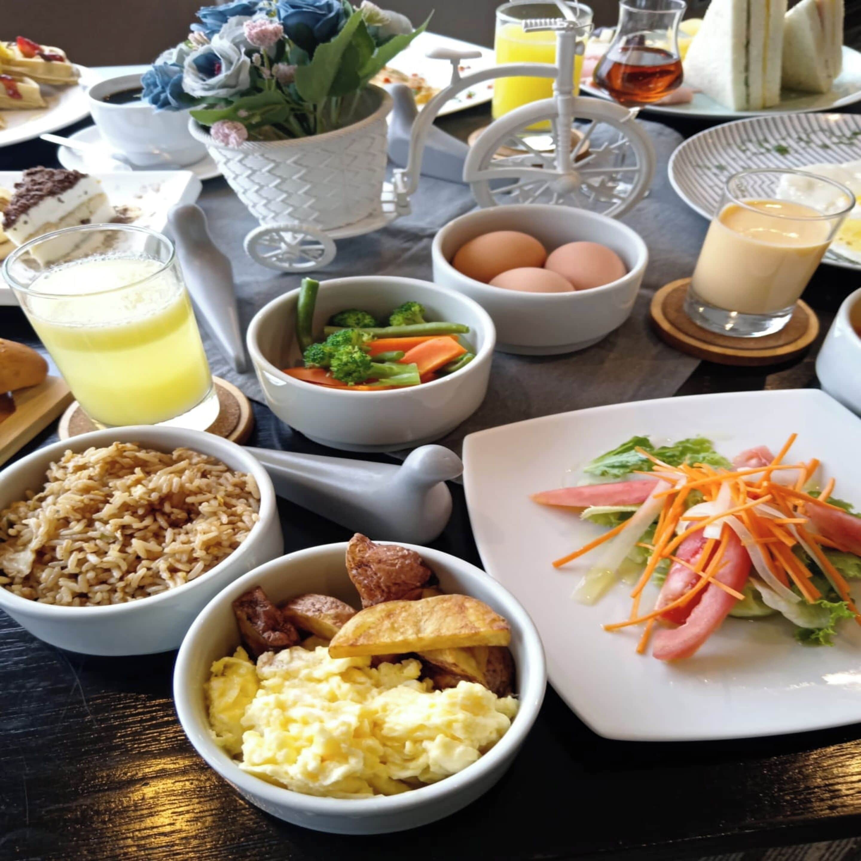 lunch and dinner served