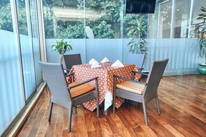 บริการอาหารเช้า อาหารกลางวัน และอาหารเย็น