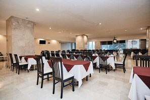 Phục vụ bữa sáng, bữa trưa, bữa tối và bữa sáng muộn