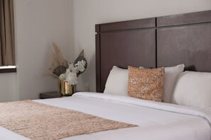 Habitación estándar, 1 cama de matrimonio grande, vistas a la ciudad | 1 dormitorio, edredones de plumas, caja fuerte y escritorio