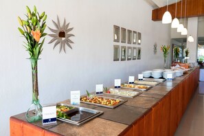 Se ofrece un desayuno completo todos los días (por un coste adicional)