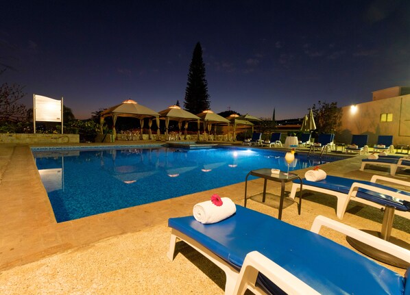 Una piscina al aire libre