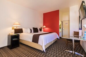 Premium bedding, down duvets, in-room safe, desk - Hotel Misión Oaxaca (Oaxaca)