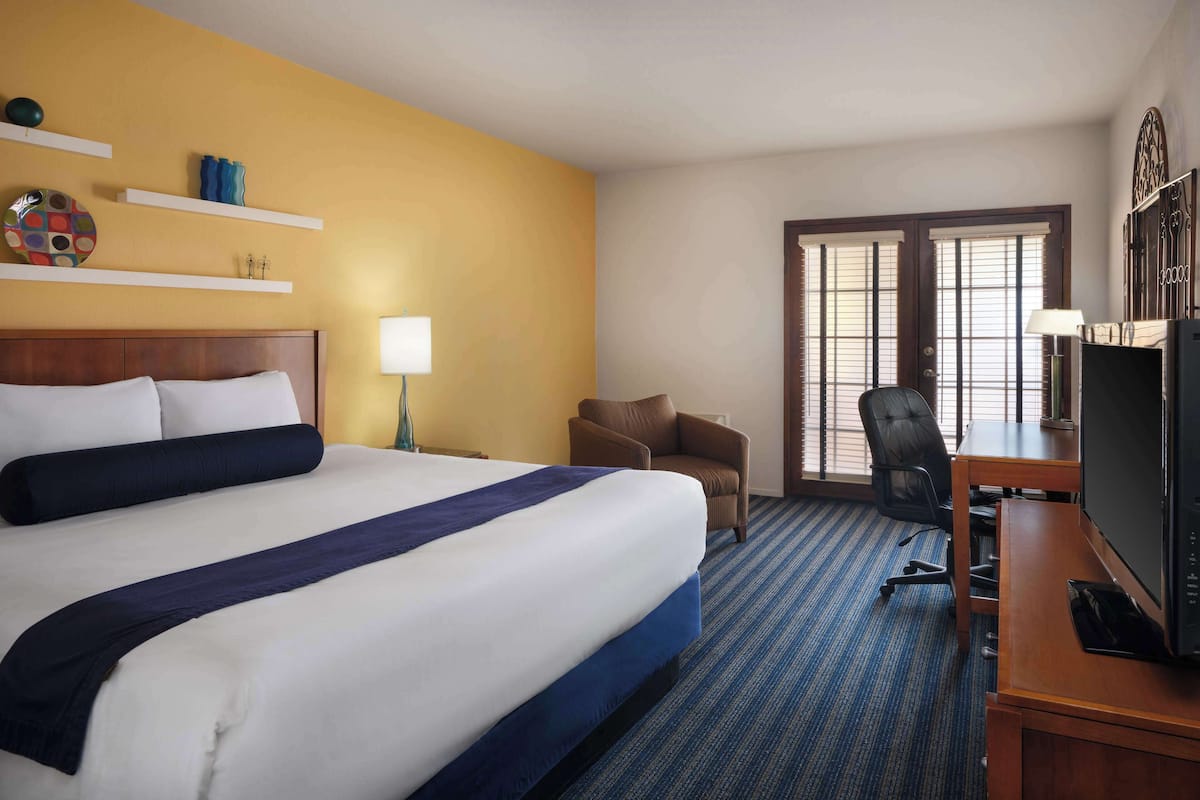 Deluxe Room, 1 King Bed, Non Smoking, Patio (1st Floor) | Premium bedding, down comforters, desk, laptop workspace
