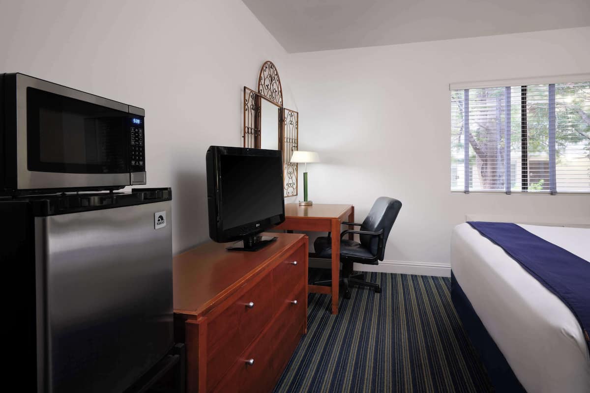 Standard Room, 1 King Bed, Accessible, Refrigerator & Microwave | Premium bedding, down comforters, desk, laptop workspace