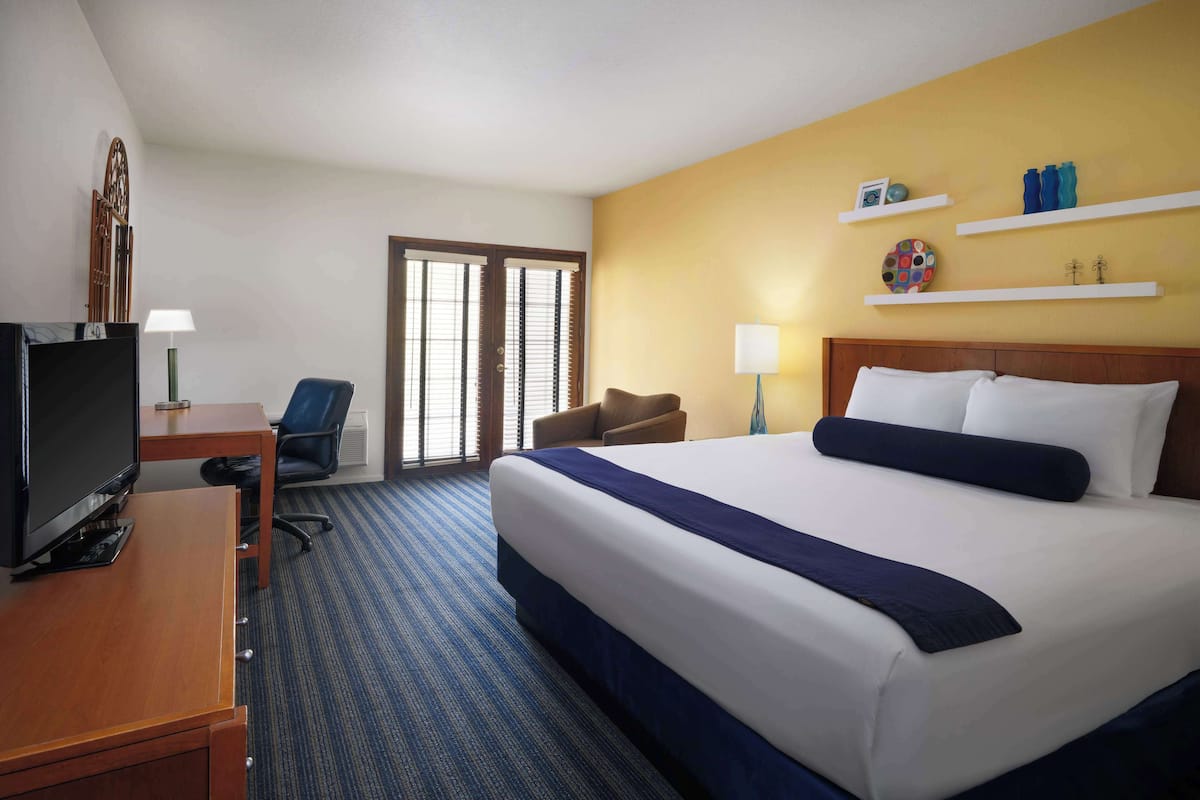 Deluxe Room, 1 King Bed, Non Smoking, Balcony | Premium bedding, down comforters, desk, laptop workspace