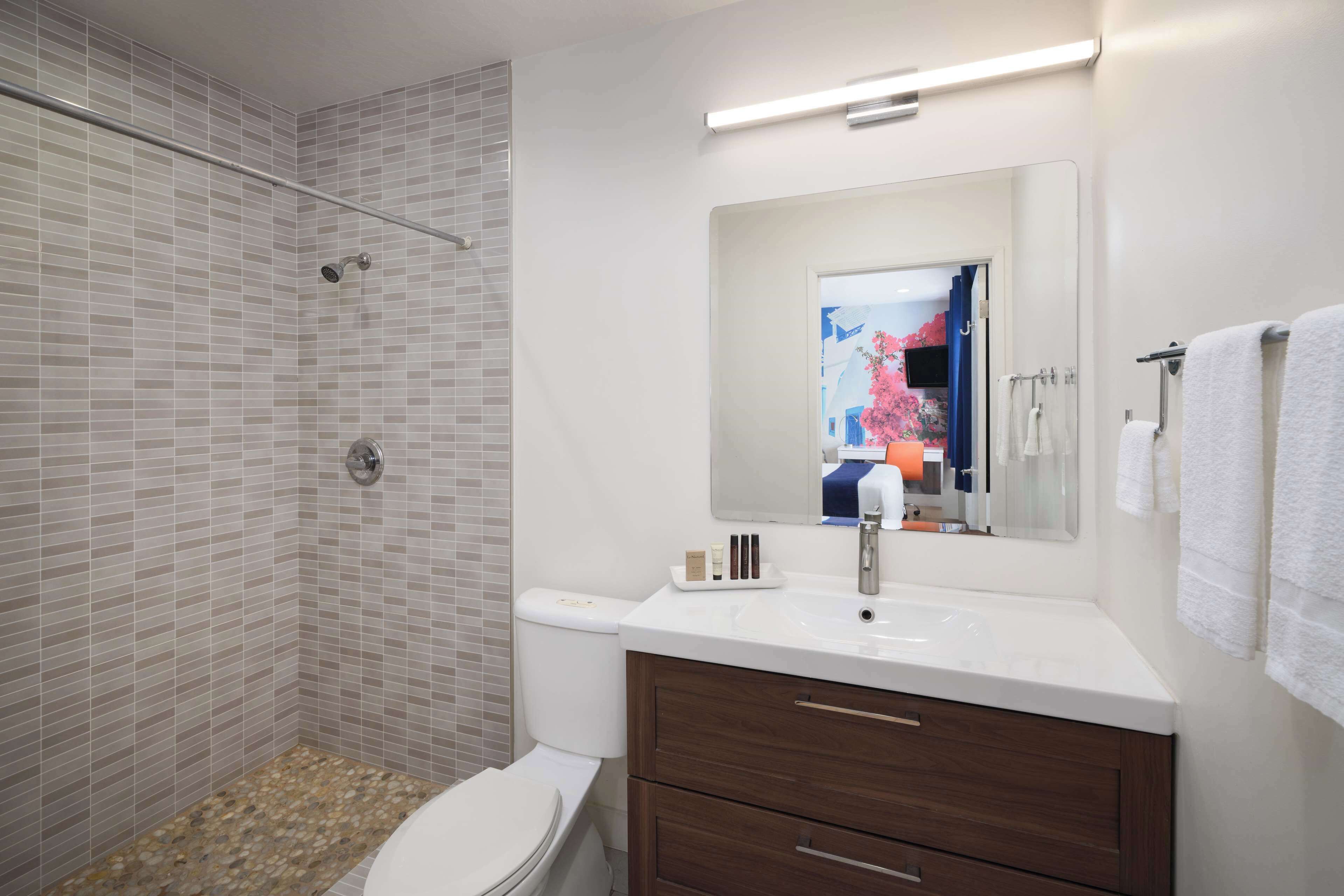 standard room, 1 queen bed, non smoking, refrigerator & microwave | bathroom | combined shower/bathtub, free toiletries, hair dryer, towels