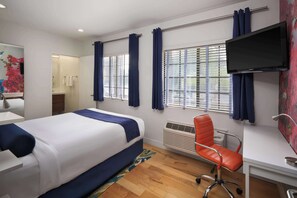 Standard Room, 1 Queen Bed, Non Smoking, Refrigerator & Microwave | 1 bedroom, premium bedding, down comforters, desk