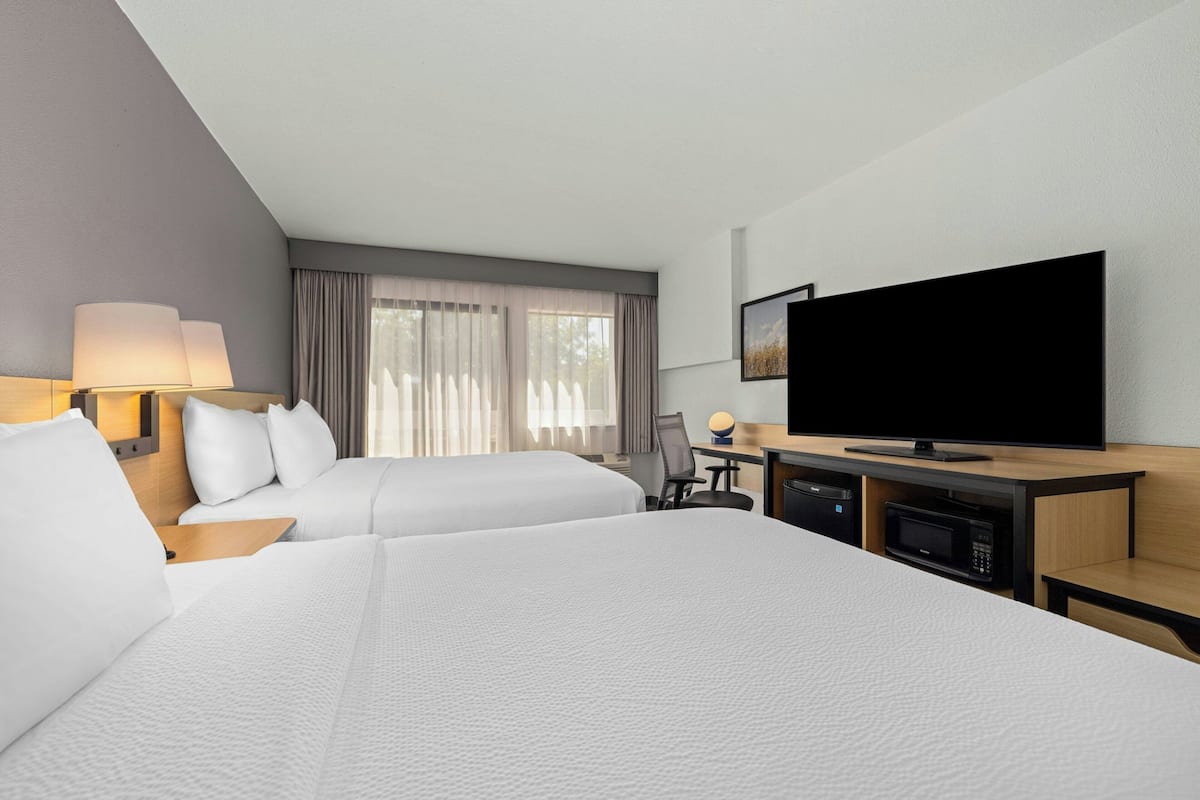 Deluxe Room, 2 Queen Beds, Mountain View