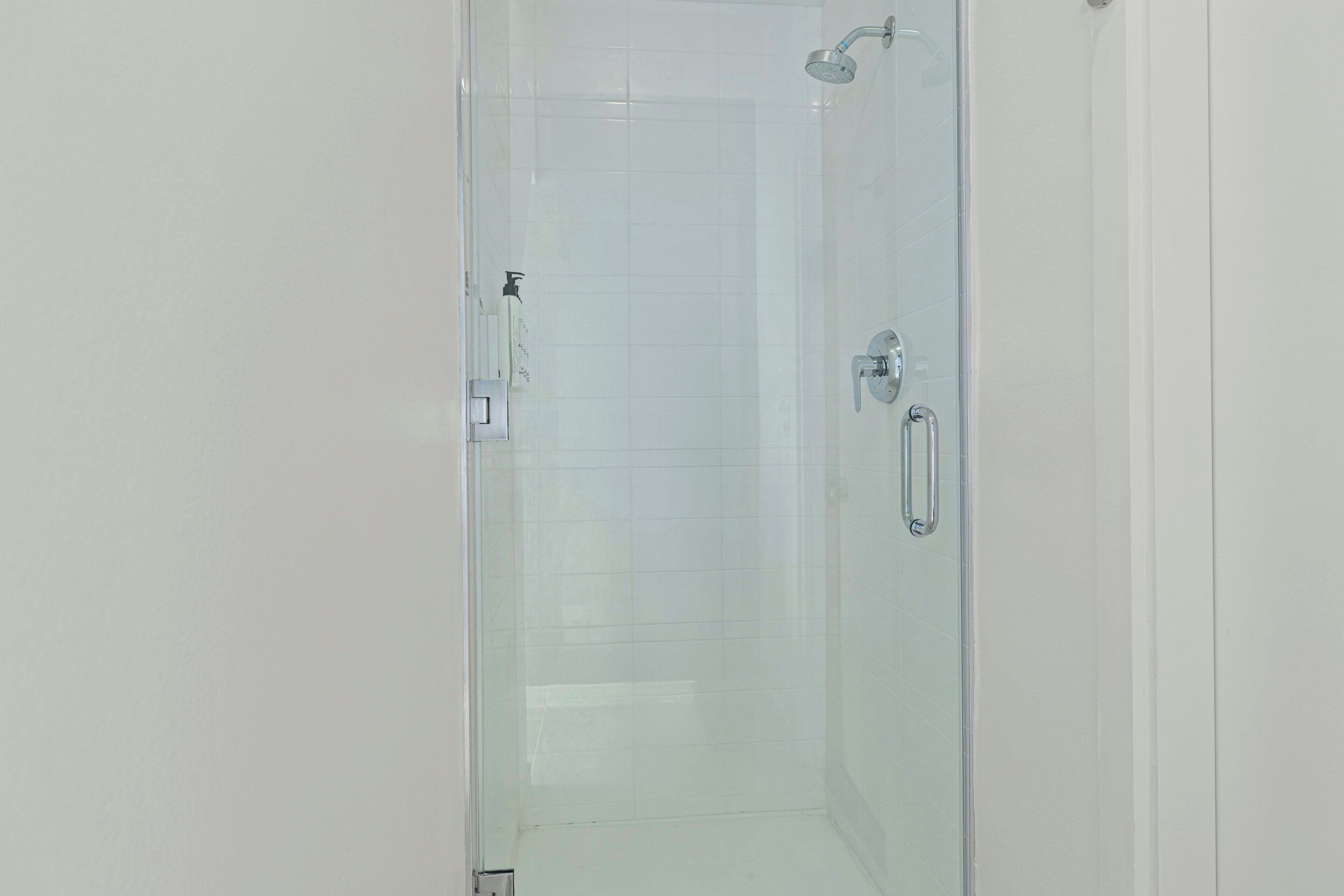 Standard Room, 1 Queen Bed | Bathroom