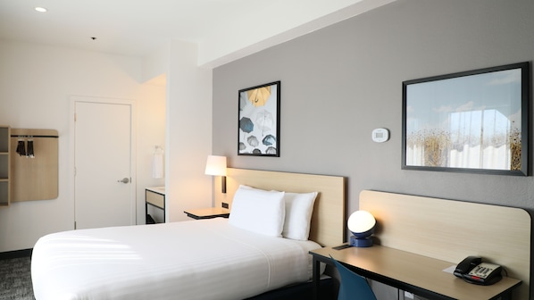 Deluxe Room, 1 Queen Bed (Renovated) | Pillowtop beds, desk, laptop workspace, rollaway beds