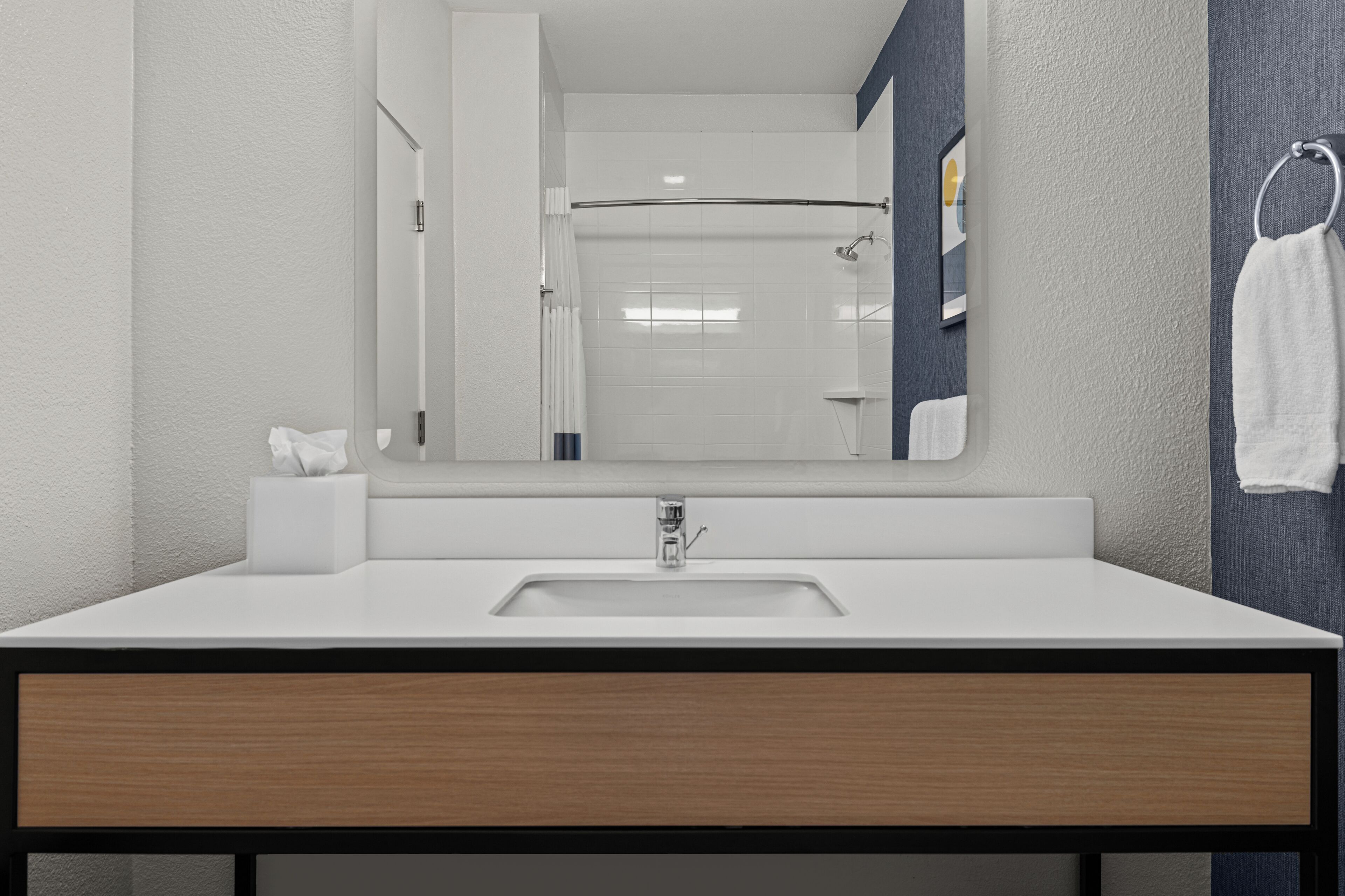 Deluxe Room, 1 King Bed, Mountain View | Bathroom | Combined shower/tub, hair dryer, towels