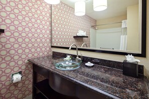 Combined shower/tub, hair dryer, towels