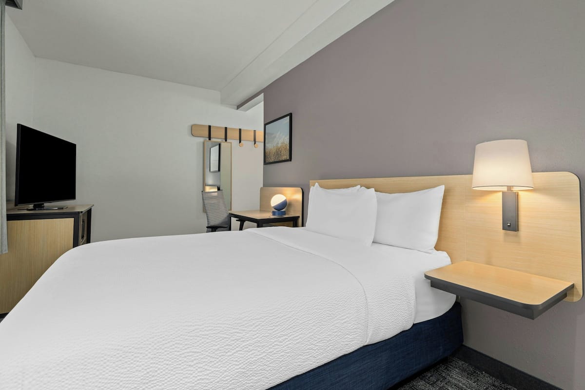 Standard Room, 1 Queen Bed