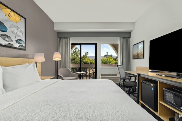 Pillowtop beds, desk, laptop workspace, rollaway beds (surcharge)