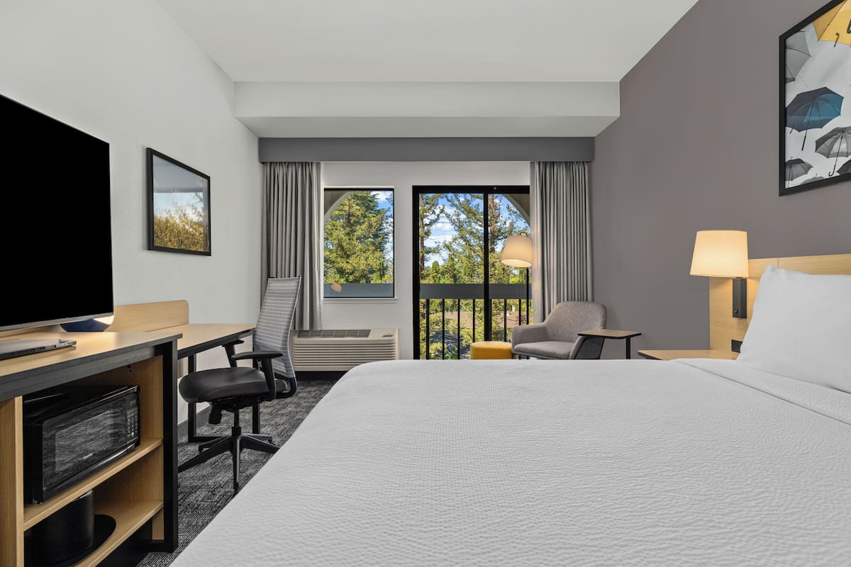 Deluxe Room, 1 King Bed, Mountain View | Pillowtop beds, desk, laptop workspace, rollaway beds