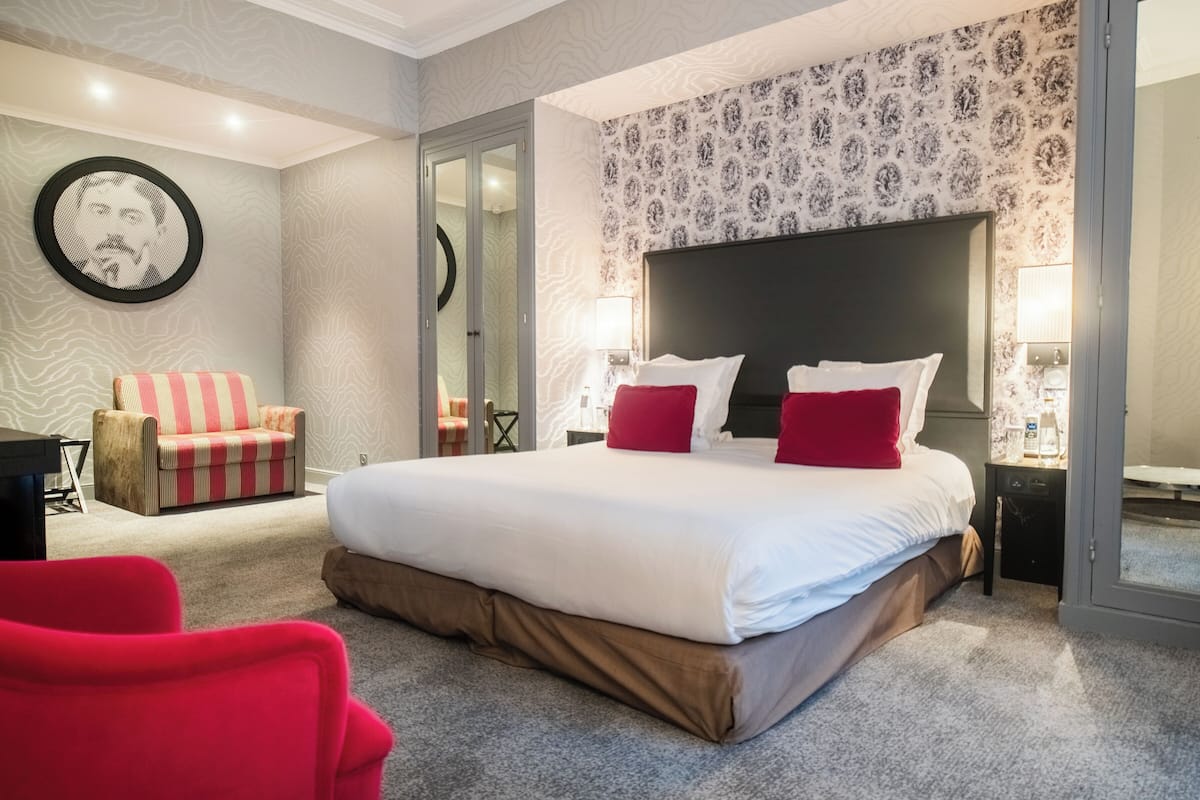 Chambre Deluxe, 1 trÚs grand lit, accessible aux personnes à mobilité réduite | 1 chambre, literie de qualité, lit avec matelas à plateau-coussin