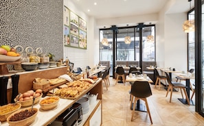 Tägliches Frühstück zum Mitnehmen (20.00 EUR pro Person)