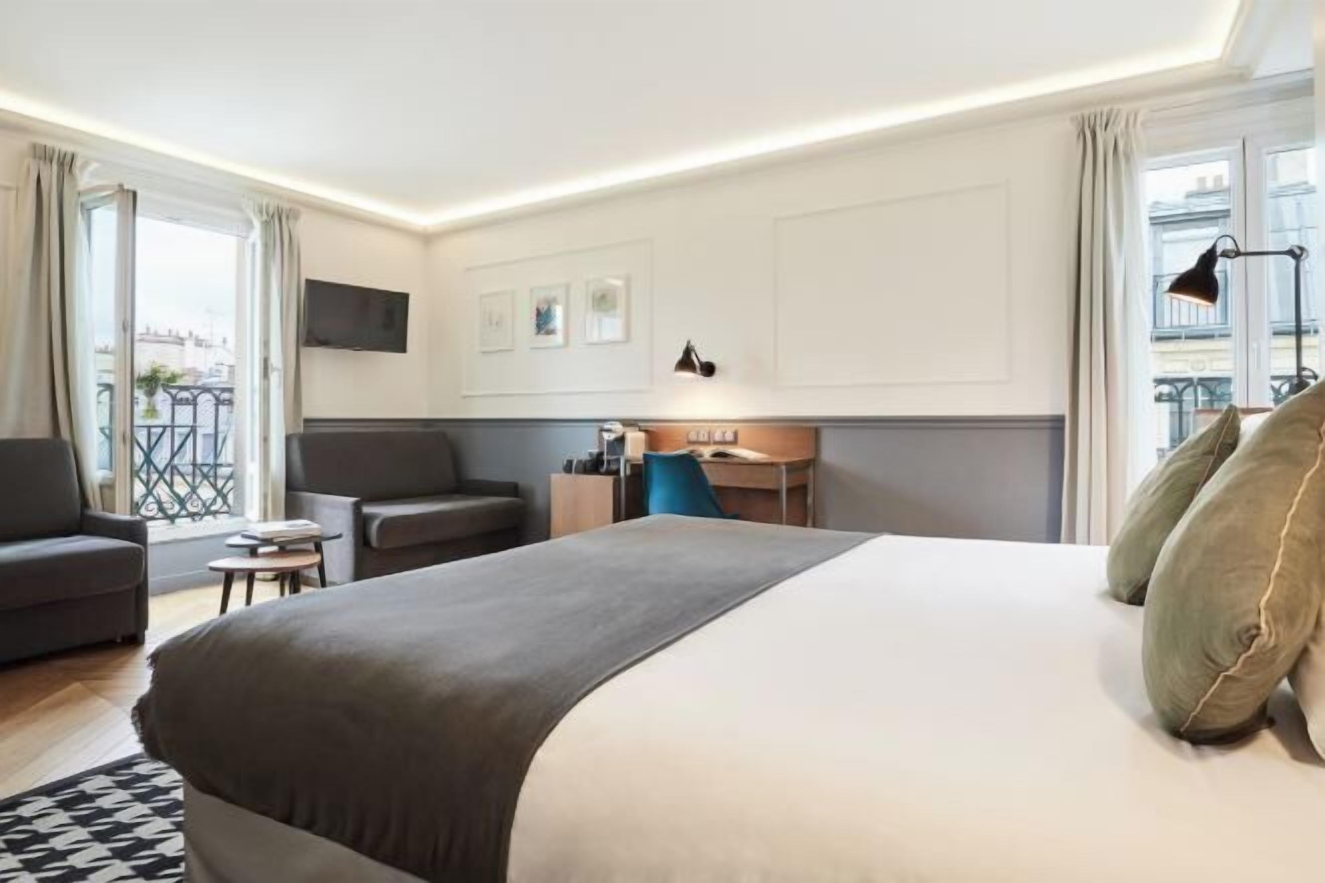 Seprai premium, minibar, brankas, dan meja kerja