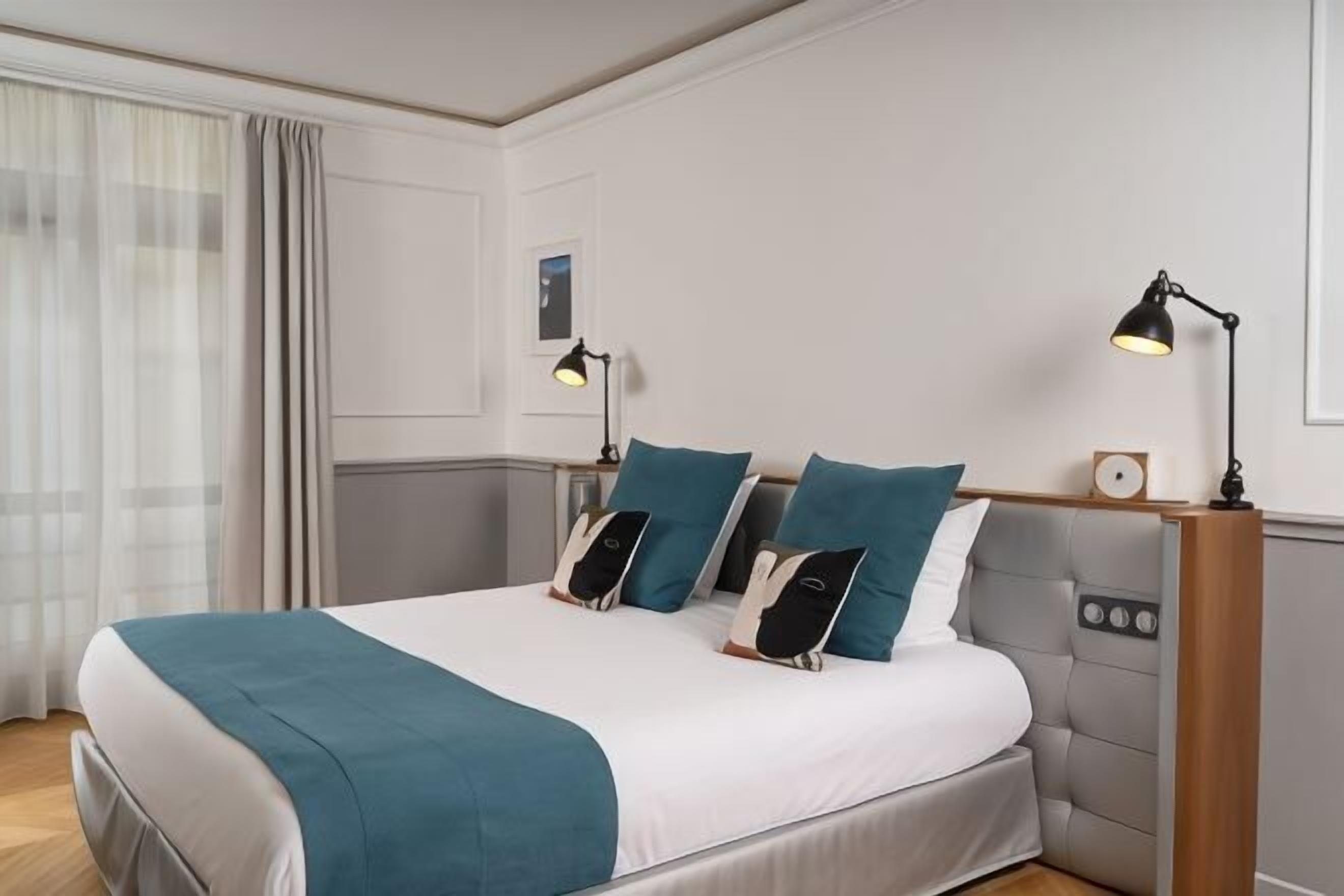 Seprai premium, minibar, brankas, dan meja kerja