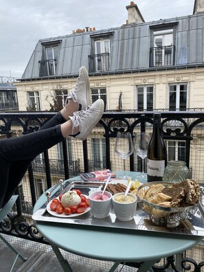 Repas dans la chambre