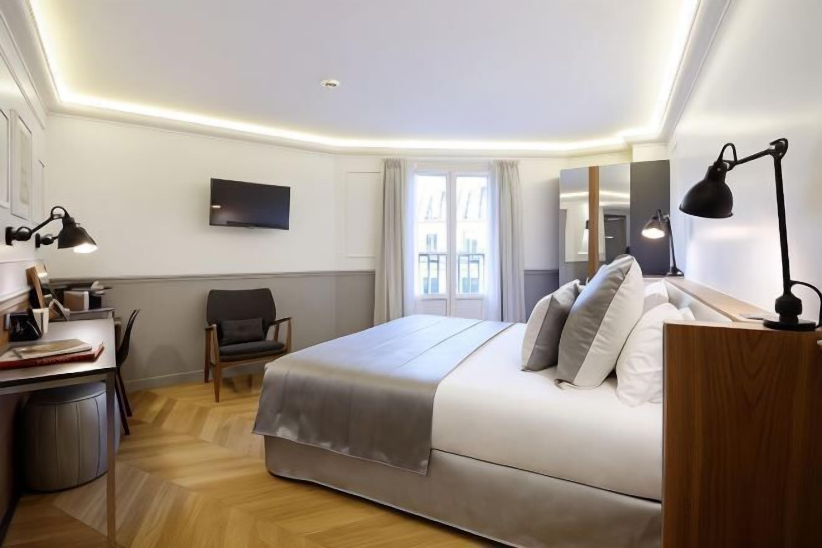 Seprai premium, minibar, brankas, dan meja kerja